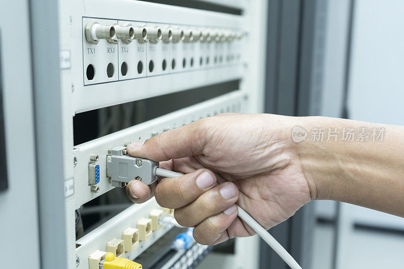 ISP数据中心工程师Internet服务提供商插入光纤跳线- Image
